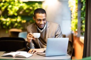 تریدر با دفتر یادداشت و چای