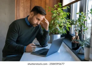 تریدر ناراحت جلوی مانیتور